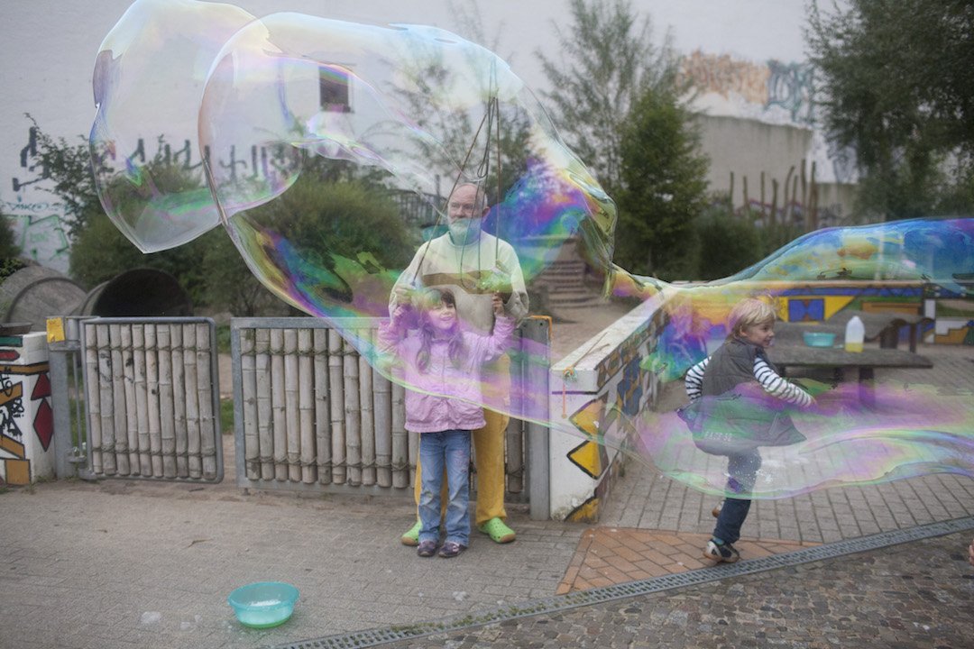 Peter & Pat machen Riesenseifenblasen auf der Straße in Prenzlberg