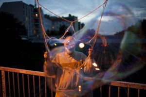 Photoshoot von Riesenseifenblasen in der Kopenhagenerstr.