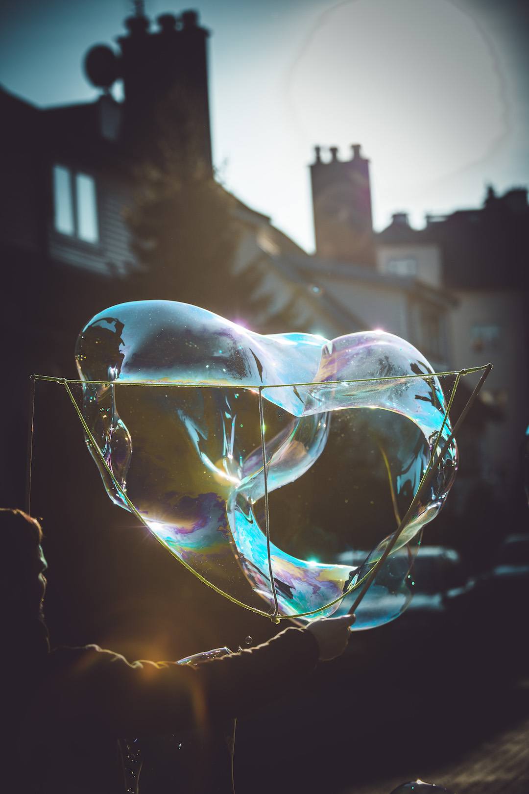 Antek macht Bubbles mit dem Alon auf der Straße
